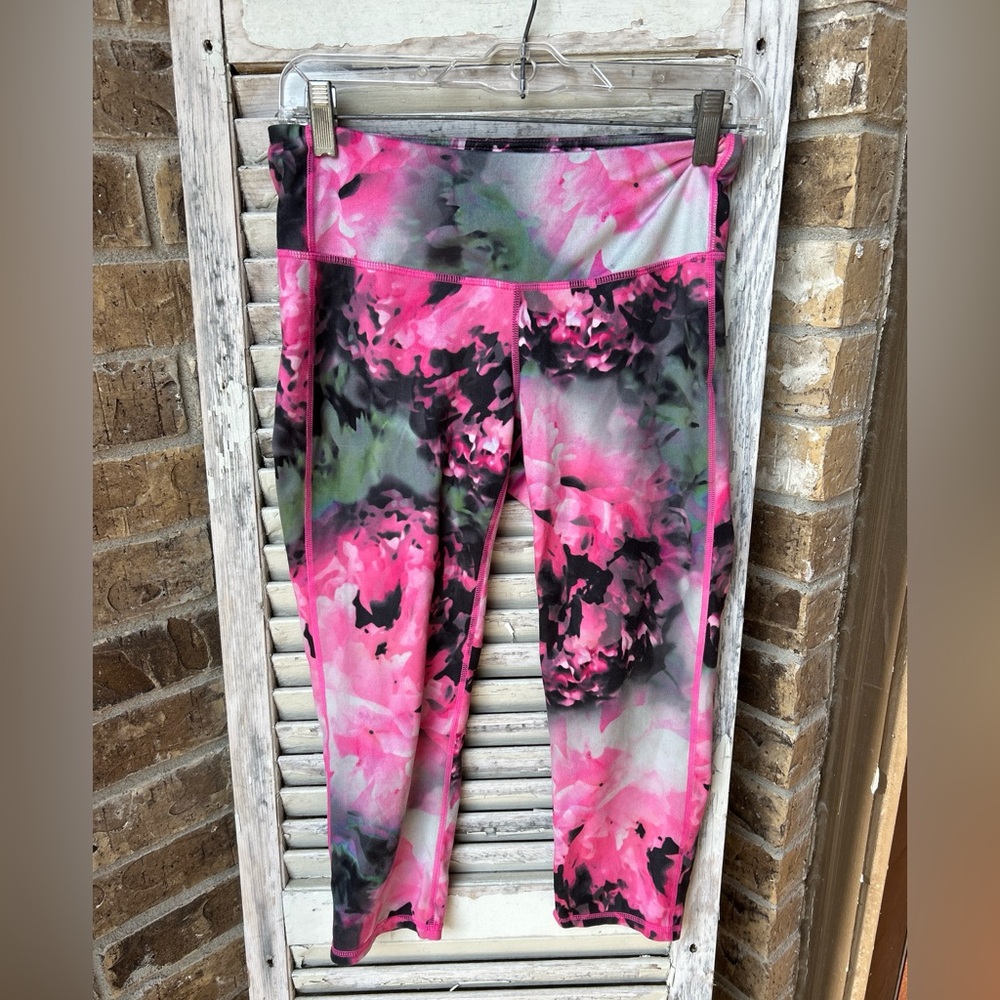 Athleta Chaturanga Floral Bloom Capri Tight Legging Pink Gray Print Sz Small.